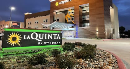 La Quinta Inn & Suites by Wyndham Dallas/Fairpark