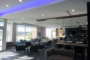 Lobby - La Quinta Inn & Suites by Wyndham Dallas/Fairpark (Dallas)