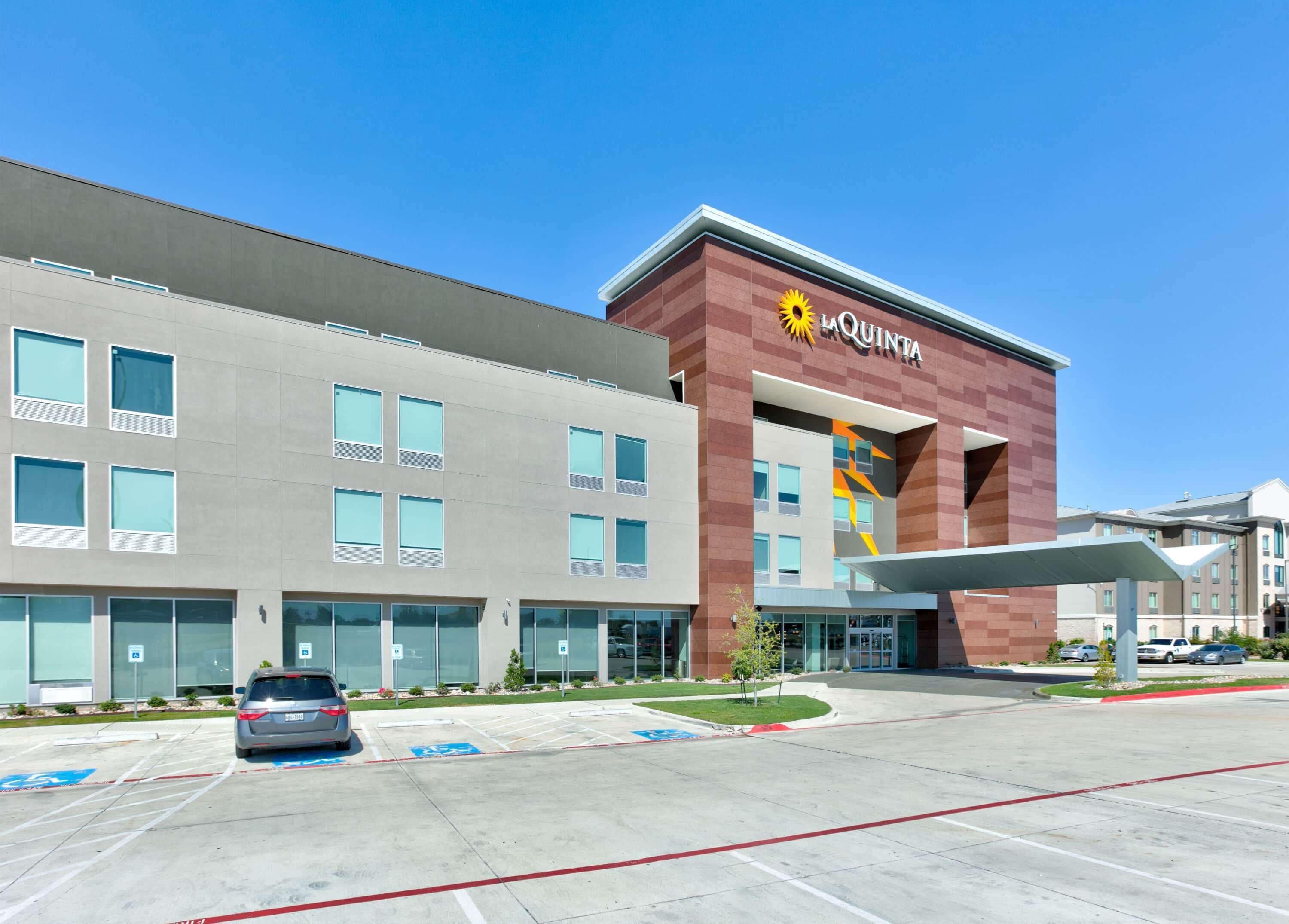 Photo - La Quinta Inn & Suites by Wyndham Dallas/Fairpark
