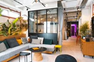 Quarto superior (Studio) | Área de estar | Smart TV 65 polegadas com canais a cabo, serviços de streaming