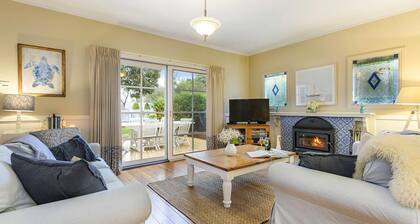 The Shearwater Deck - 250m from the bay beach - BEACHSIDE SPA COTTAGE