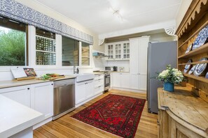 Fridge, microwave, oven, dishwasher - The Shearwater Deck - 250m from the bay beach - BEACHSIDE SPA COTTAGE (Rye)