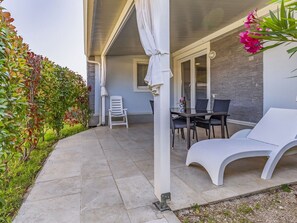 Outdoor dining - Cosy apartment in villa for 6 guests with A/C, WIFI, pool, TV, terrace and pets allowed (Banjole)