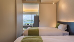 Ett hotellrum med två sängar, utsikt över omgivningarna och en modern design.