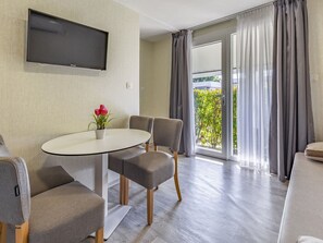 Interior - Lovely apartment in villa for 6 guests with pool, WIFI, A/C, TV, terrace and pets allowed (Banjole)