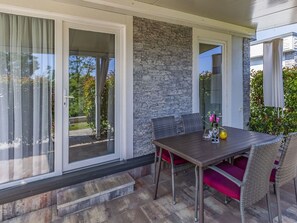 Outdoor dining - Lovely apartment in villa for 6 people with WIFI, A/C, pool, TV, terrace and pets allowed (Banjole)