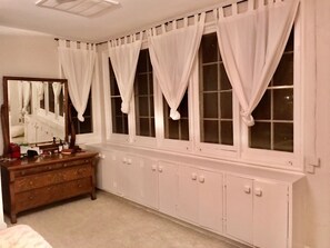 1 bedroom, desk, WiFi, bed sheets