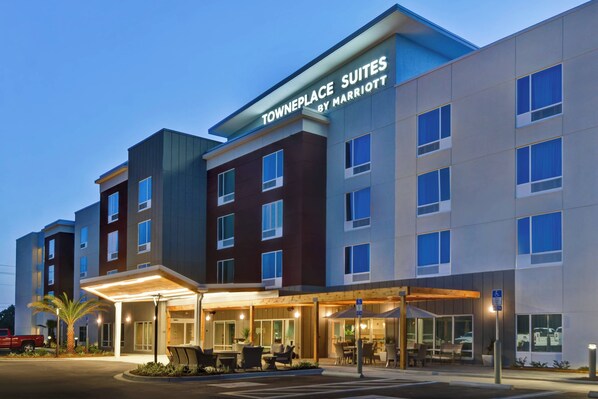 Un hotel de diseño moderno, con un cartel destacando 'TownePlace Suites by Marriott'.