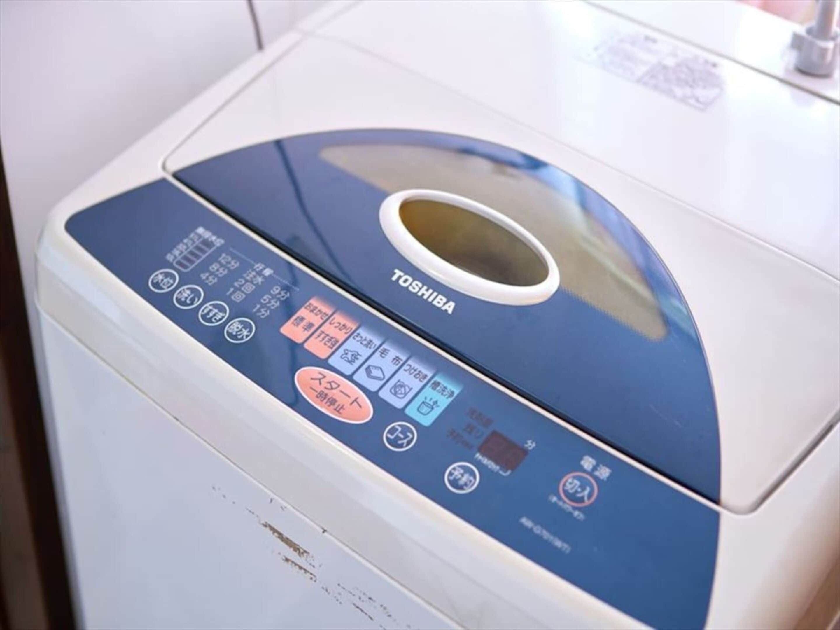 Un lave-linge Toshiba doté d’un panneau de commande numérique et d’une porte transparente.