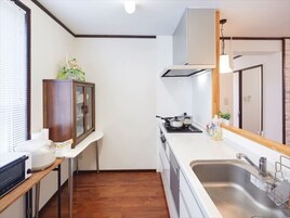 Refrigerador, microondas, placa de cocina, tetera/pava eléctrica