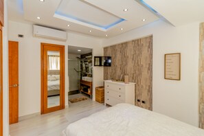 2 bedrooms, in-room safe, iron/ironing board, WiFi