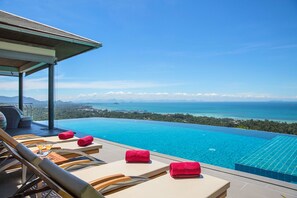 Outdoor pool, pool umbrellas, pool loungers - Baan View Talay (Koh Samui)