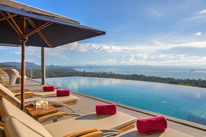 室外游泳池，池畔遮阳伞，日光浴躺椅