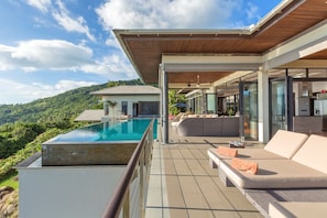 Outdoor pool, pool umbrellas, pool loungers - Baan View Talay (Koh Samui)