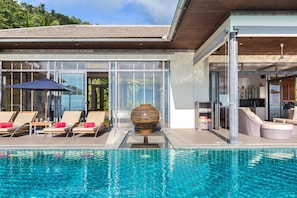 Piscina externa, guarda-sóis, espreguiçadeiras