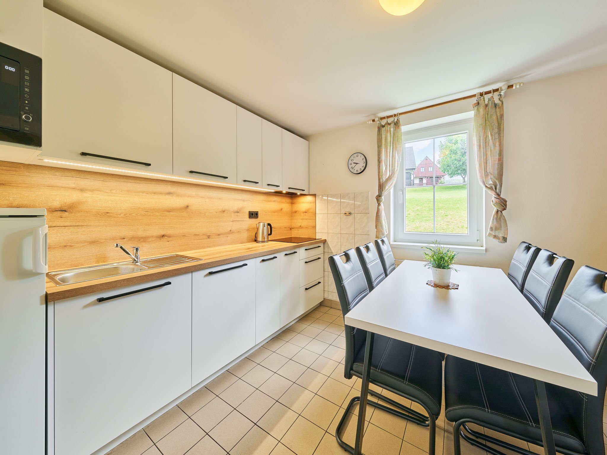 Kühlschrank, Mikrowelle, Geschirrspüler, Hochstuhl