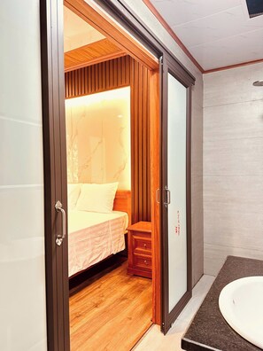 Bungalow superior | Baño | Regadera, regadera tipo lluvia, amenidades de baño gratuitas