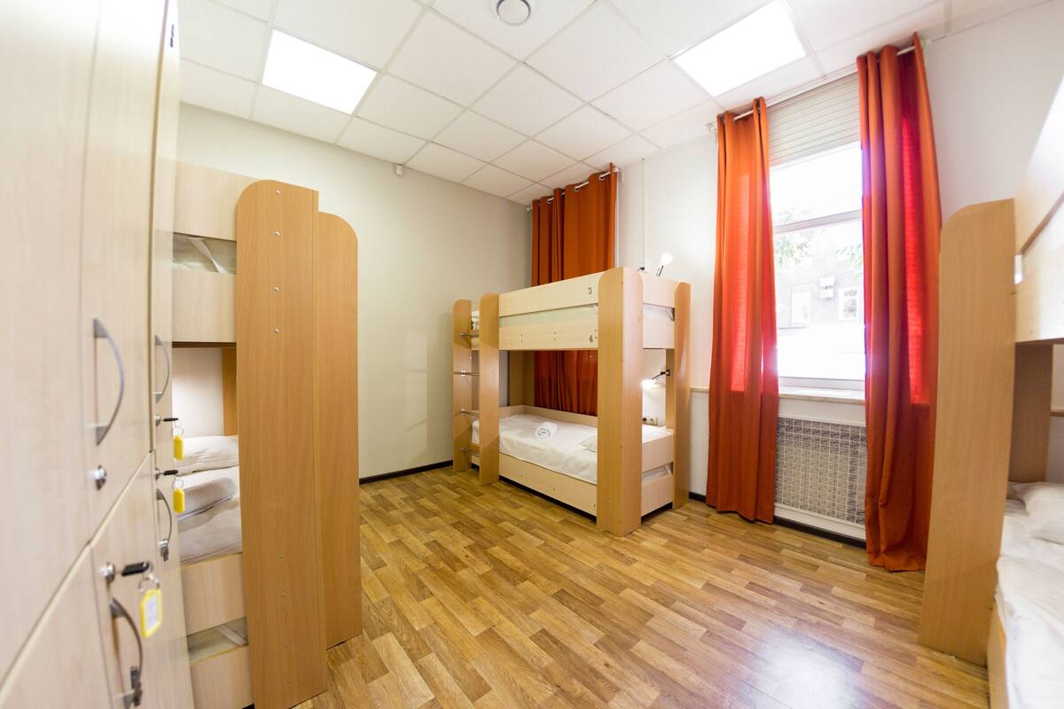 Felles sovesal, kun for menn, delt bad (1 Bed in 6 Beds Dorm) | Blendingsgardiner, strykejern/-brett, wi-fi (inkludert) og sengetøy