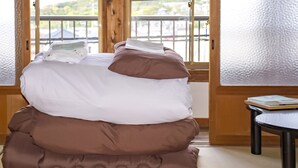 مساحة عمل للكمبيوتر المحمول وتجهيزات عازلة للصوت وواي فاي مجانًا