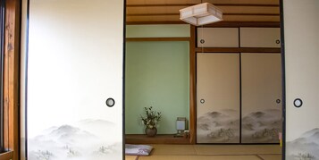 Decoración personalizada y espacio para trabajar con laptop 