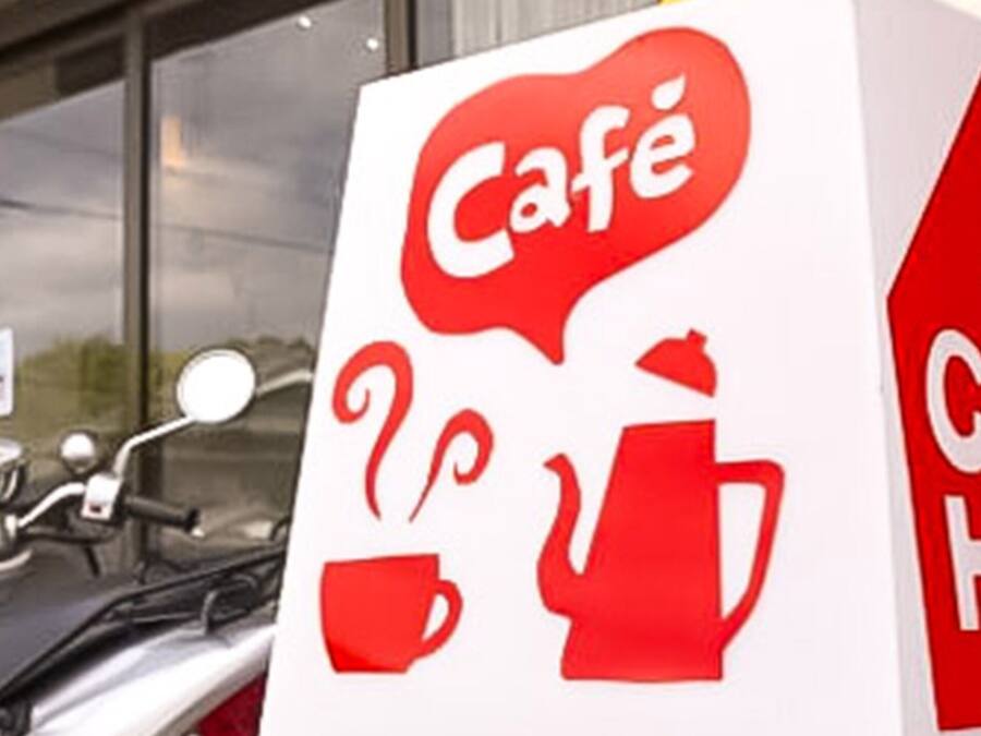 Señal de un café y una casa de huéspedes, con un icono de taza de café y tetera.