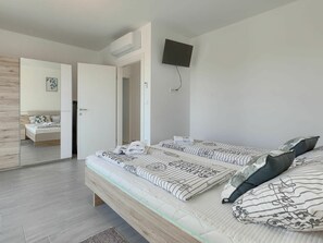 3 bedrooms, iron/ironing board, free WiFi - Stunning private villa for 6 guests with A/C, private pool, WIFI, TV and terrace (Porec)