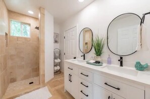 Regadera, secadora de cabello, toallas, papel de baño 