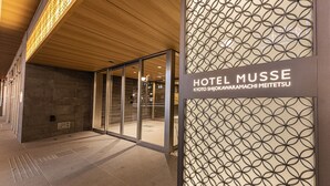 The exterior of Hotel MUSE with a modern design, featuring a wooden ceiling and a patterned glass facade. - Hotel Musse Kyoto Shijo Kawaramachi Meitetsu (Kyoto)