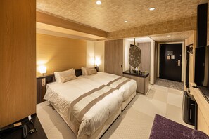A hotel room with a large bed, bedside tables, a mirror, a TV, and a bathroom with a shower and toilet. - Hotel Musse Kyoto Shijo Kawaramachi Meitetsu (Kyoto)