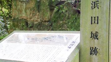 Una placa de piedra con texto grabado y un mapa.