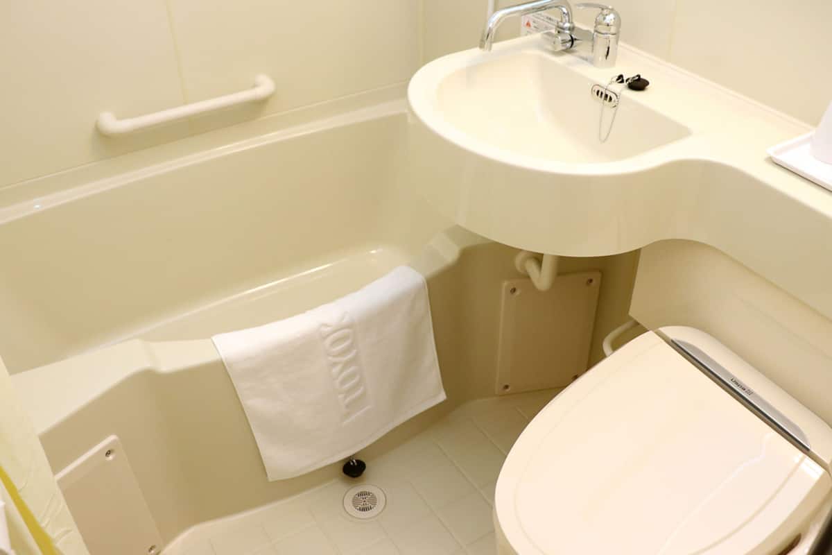 combined shower/bathtub, free toiletries, hair dryer, slippers