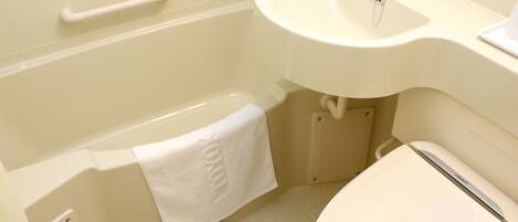Ein Badezimmer mit Badewanne, Waschbecken und Toilette.