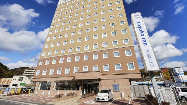 Un hotel de varios pisos con un letrero llamativo del Hotel Toyako Inn.