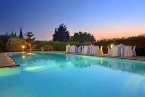 Piscine extérieure, parasols de plage, chaises longues