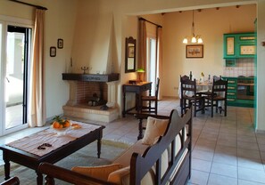 Villa, 2 Bedrooms to Villa, 2 Bedrooms (AGGELOS) | Coin séjour