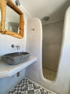 Suite Junior, bagno in camera, vista città | Bagno | Doccia, set di cortesia gratuito, asciugacapelli, asciugamani