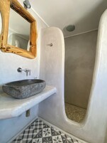 Suite junior, baño privado, vistas a la ciudad | Baño | Ducha, artículos de higiene personal gratuitos y secador de pelo