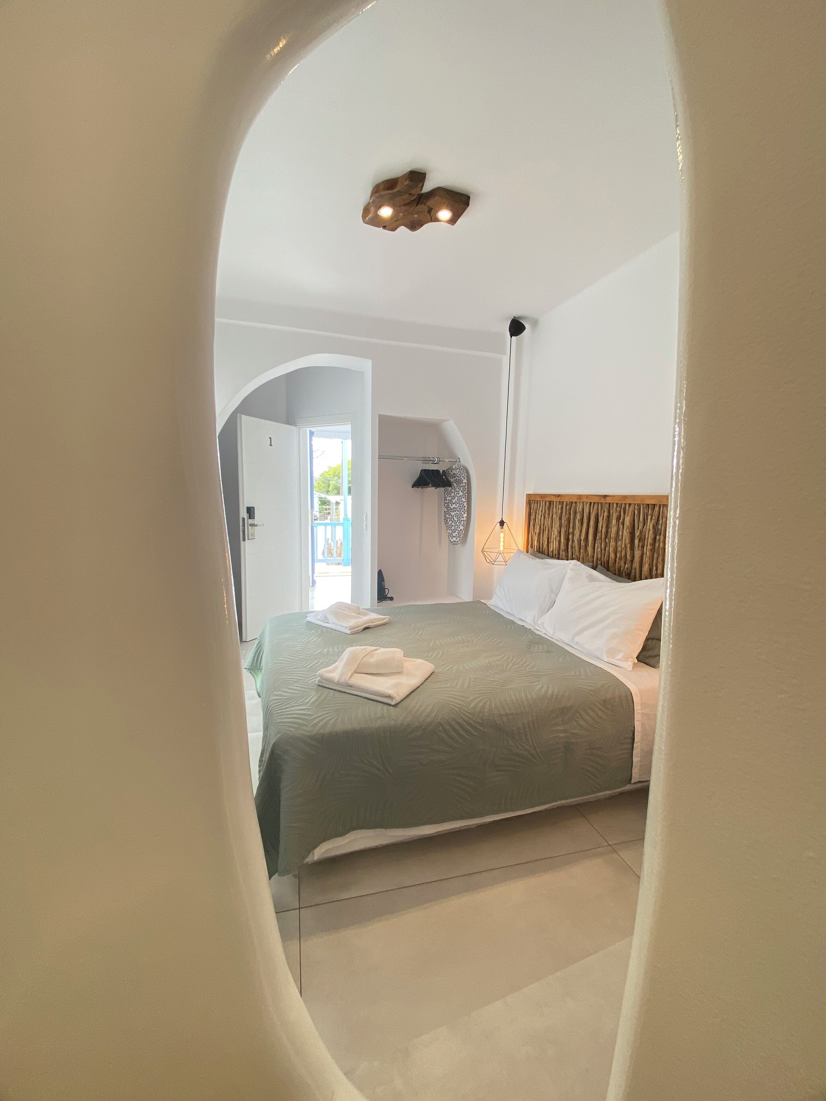 Suite Junior, balkon, pemandangan kota | Seprai premium, minibar, kedap suara, dan setrika/meja setrika