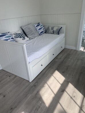 1 bedroom, desk, WiFi, bed sheets