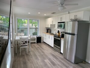 Refrigerador, microondas, horno y cafetera y tetera 