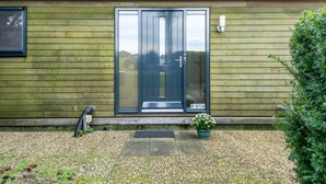 Front of property - Family & Friends Houseboat (Langweer)