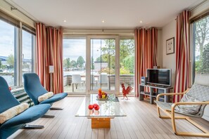 Huis, 2 slaapkamers, keuken | Woonruimte | Een 32-inch televisie met kabelzenders