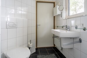 House, 2 Bedrooms, Kitchen | Bathroom | Shower, rainfall showerhead, hair dryer, towels - Family & Friends Houseboat (Langweer)