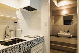 Refrigerador con freezer, microondas, placa de cocina