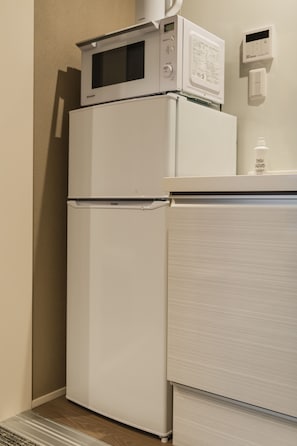 Fridge, microwave, stovetop, electric kettle