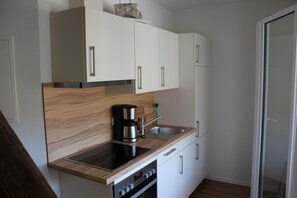 Réfrigérateur, plaque de cuisson, lave-vaisselle, cafetière/bouilloire