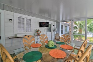 Outdoor dining - Sunny St. Pete Cottage ~ 1 Mi to Tropicana Field! (St. Petersburg)