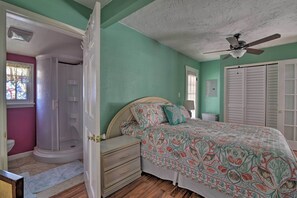 2 bedrooms, desk, iron/ironing board, Internet - Sunny St. Pete Cottage ~ 1 Mi to Tropicana Field! (St. Petersburg)