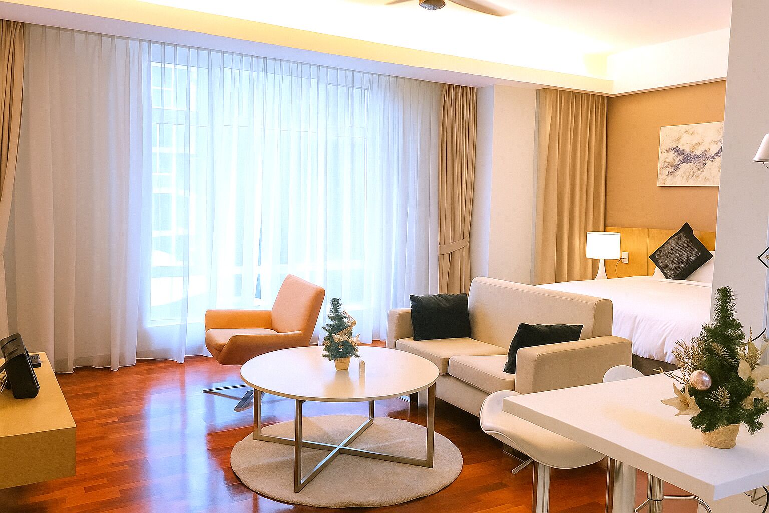 Premium bedding, in-room safe, desk, laptop workspace