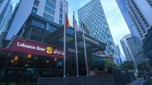 Un edifici modern amb un rètol que diu 'Lebanon Rose' i 'Formar Suites'.